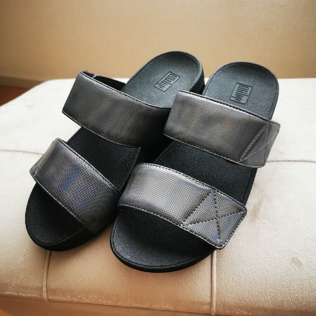 UGG(アグ)のフィットフロップMINA IRIDESCENT SLIDES　All Black レディースの靴/シューズ(サンダル)の商品写真