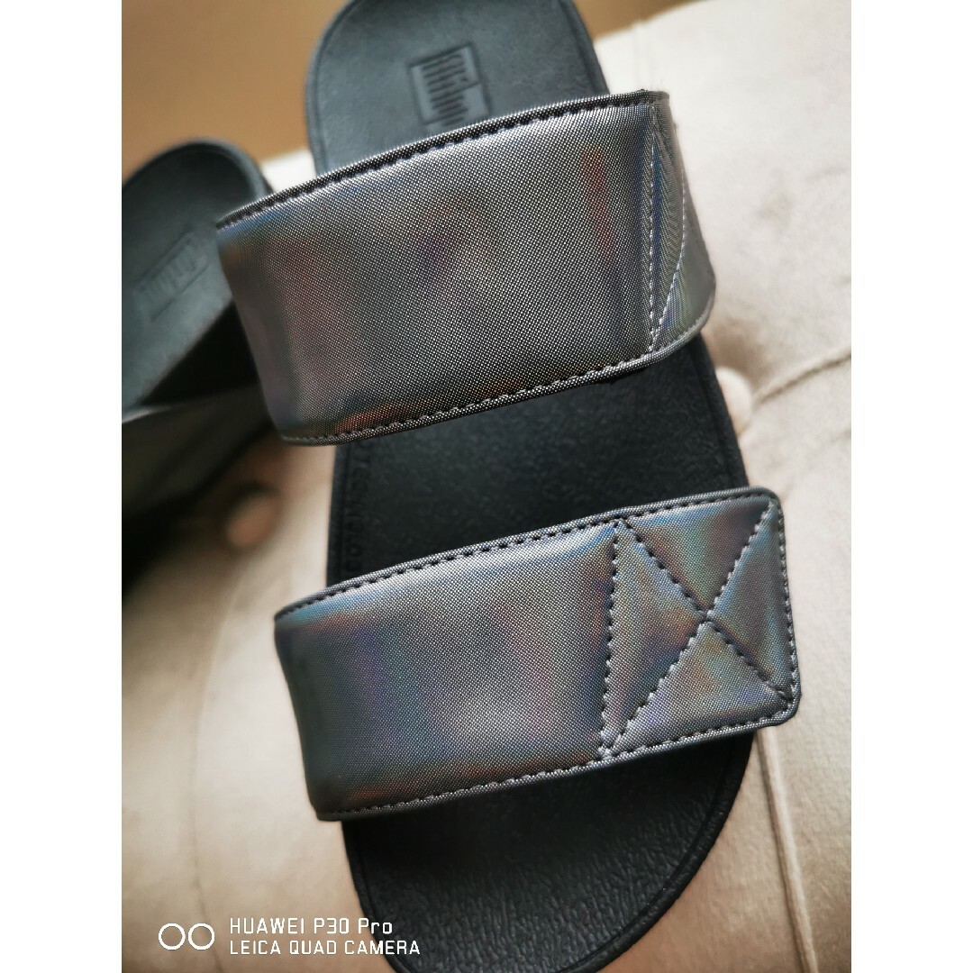 UGG(アグ)のフィットフロップMINA IRIDESCENT SLIDES　All Black レディースの靴/シューズ(サンダル)の商品写真