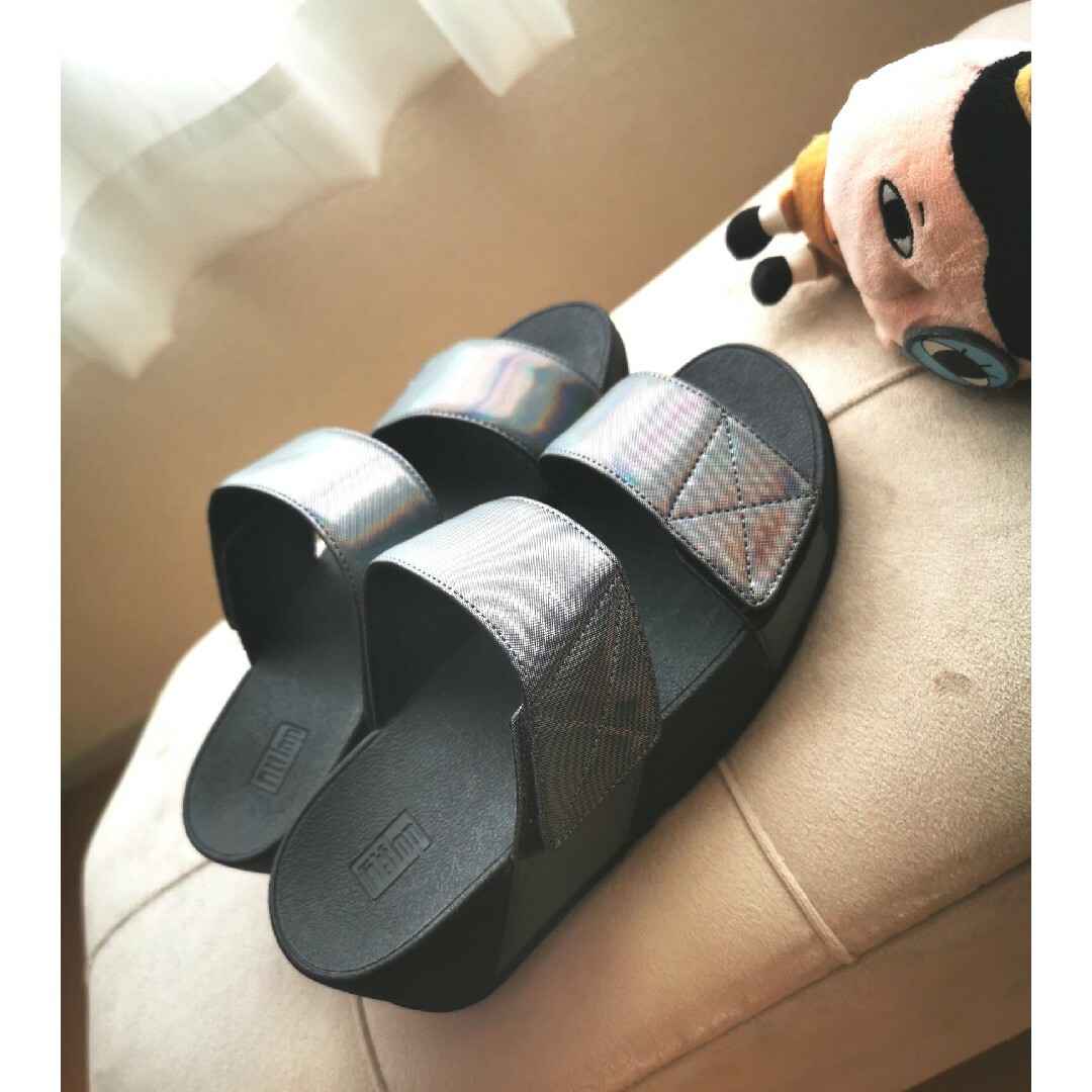 UGG(アグ)のフィットフロップMINA IRIDESCENT SLIDES　All Black レディースの靴/シューズ(サンダル)の商品写真