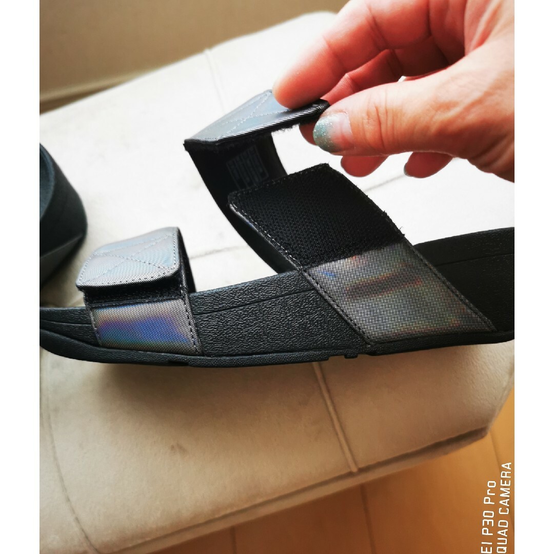 UGG(アグ)のフィットフロップMINA IRIDESCENT SLIDES　All Black レディースの靴/シューズ(サンダル)の商品写真