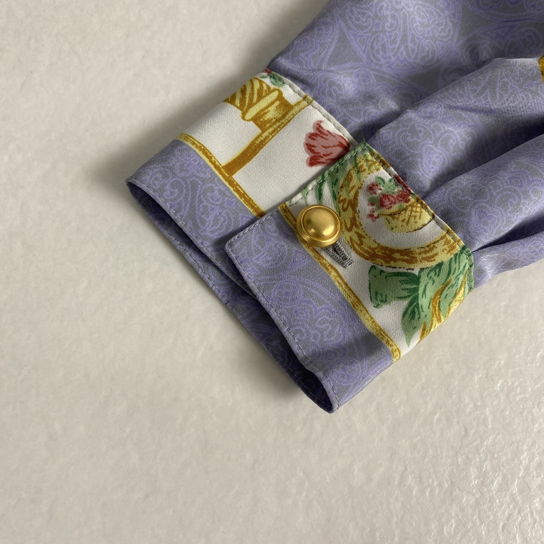 ブラウス　スカーフ柄　薔薇　宮殿　マグカップ　レトロ　薄紫　アイボリー　黄色 レディースのトップス(シャツ/ブラウス(半袖/袖なし))の商品写真
