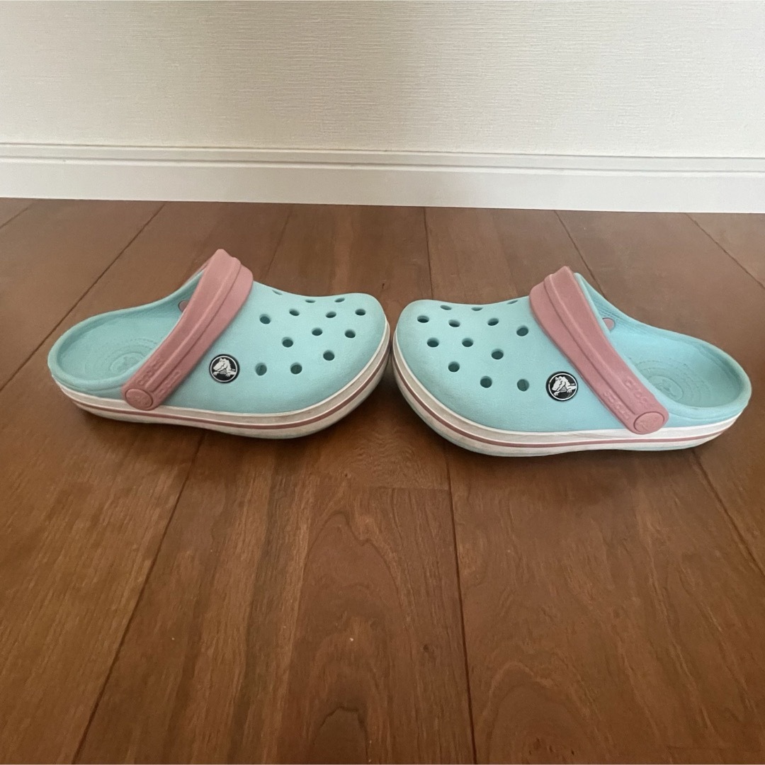 crocs(クロックス)のクロックス　アイスブルー　J1 キッズ/ベビー/マタニティのキッズ靴/シューズ(15cm~)(サンダル)の商品写真