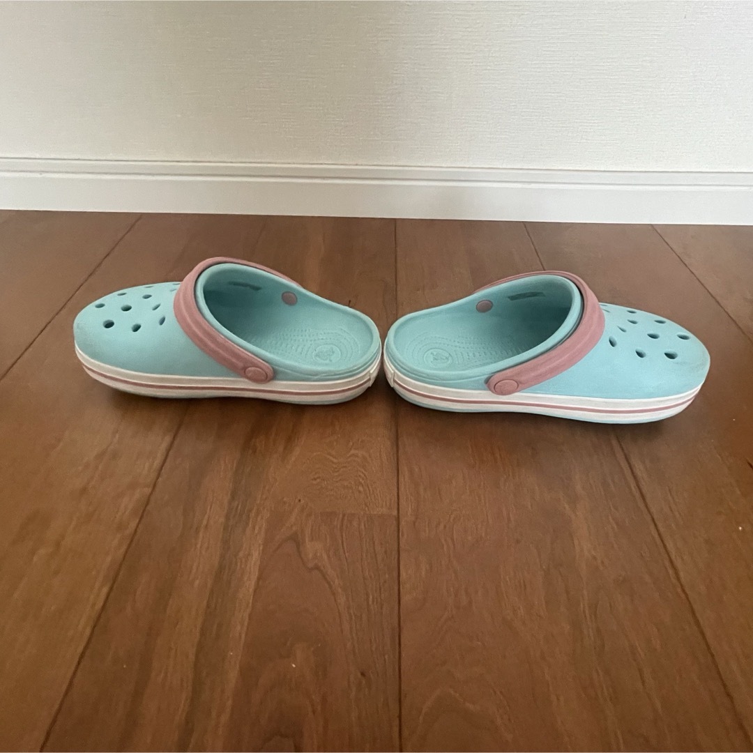 crocs(クロックス)のクロックス　アイスブルー　J1 キッズ/ベビー/マタニティのキッズ靴/シューズ(15cm~)(サンダル)の商品写真