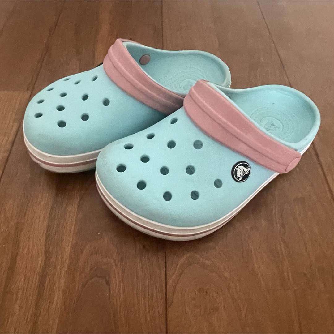 crocs(クロックス)のクロックス　アイスブルー　J1 キッズ/ベビー/マタニティのキッズ靴/シューズ(15cm~)(サンダル)の商品写真