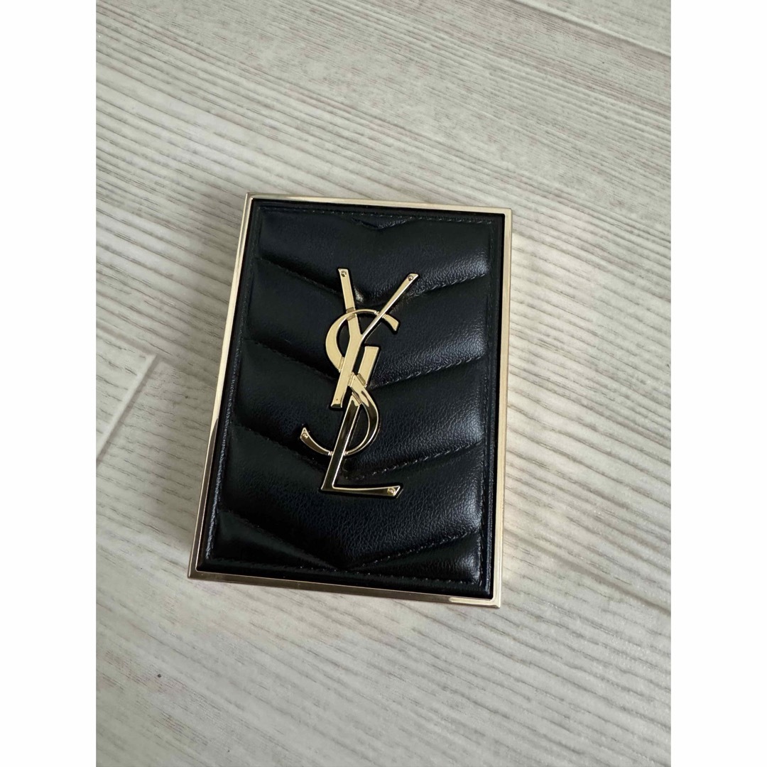 Yves Saint Laurent(イヴサンローラン)のイヴ・サンローラン　クチュールミニクラッチ100 コスメ/美容のベースメイク/化粧品(アイシャドウ)の商品写真