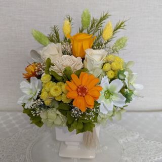 プリザーブドフラワー　現代風お供え花　仏花　花器付き　一基　オレンジ(プリザーブドフラワー)