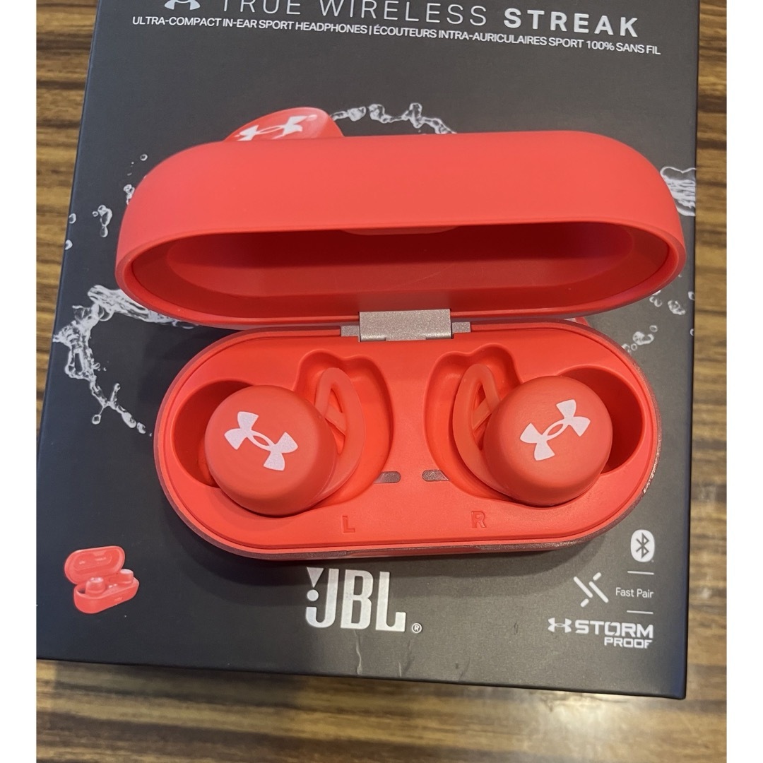 UNDER ARMOUR(アンダーアーマー)の【ジャンク品】UNDER ARMOUR TRUE WIRELESS STREAK スマホ/家電/カメラのオーディオ機器(ヘッドフォン/イヤフォン)の商品写真