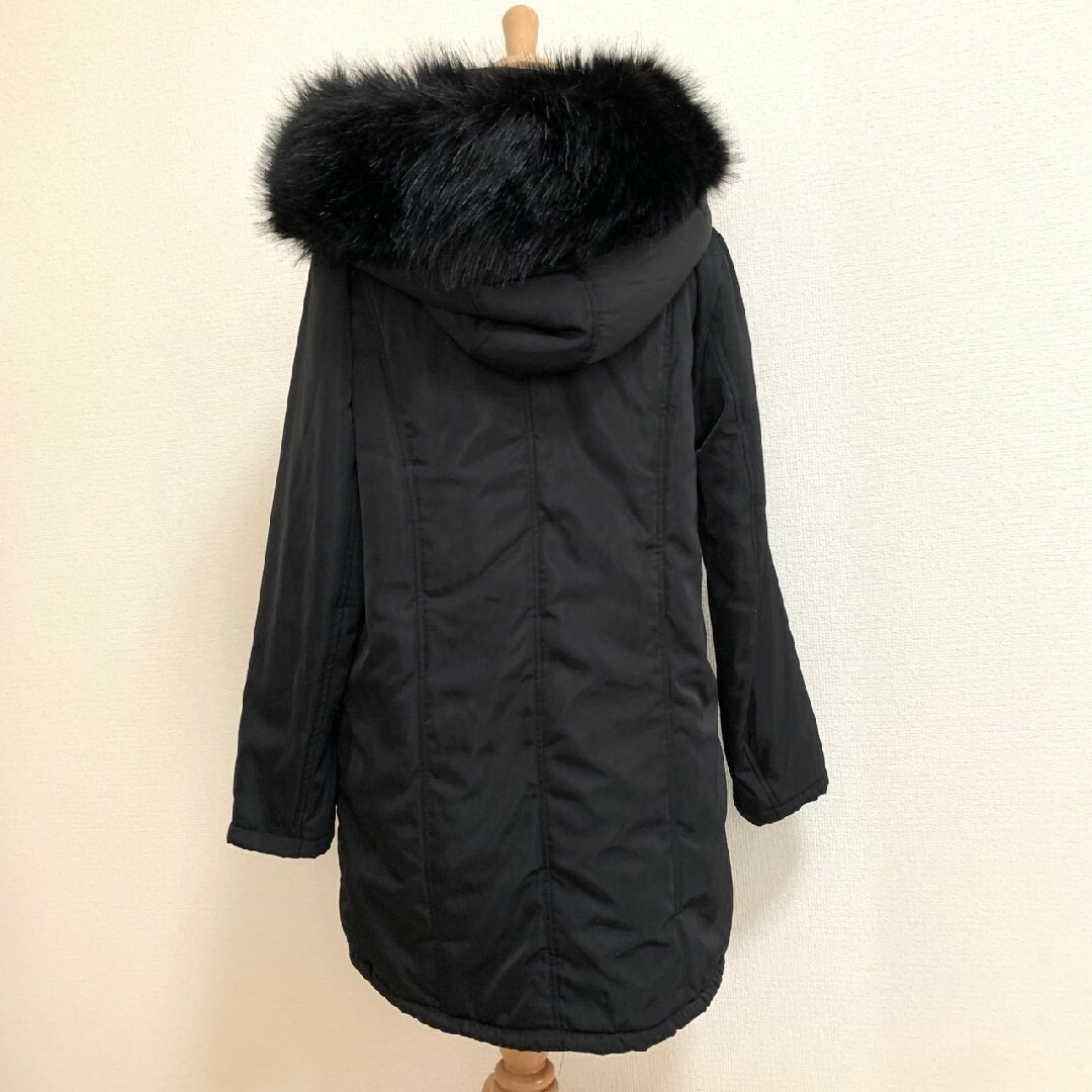 DaTuRa(ダチュラ)のダチュラ　ロングコート　F　ブラック　ファー　きれいめ　ポリ　中綿 レディースのジャケット/アウター(ロングコート)の商品写真
