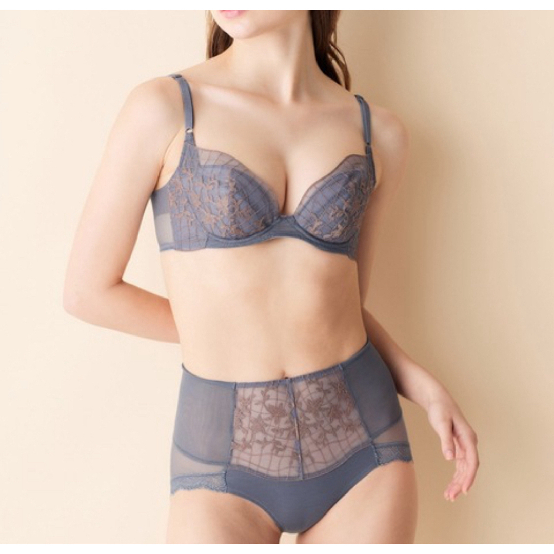 Chut! INTIMATES(シュットインティメイツ)のchut! ネイビー すっきりサイドシェイプH75 ビキニL未使用新品 レディースの下着/アンダーウェア(ブラ&ショーツセット)の商品写真