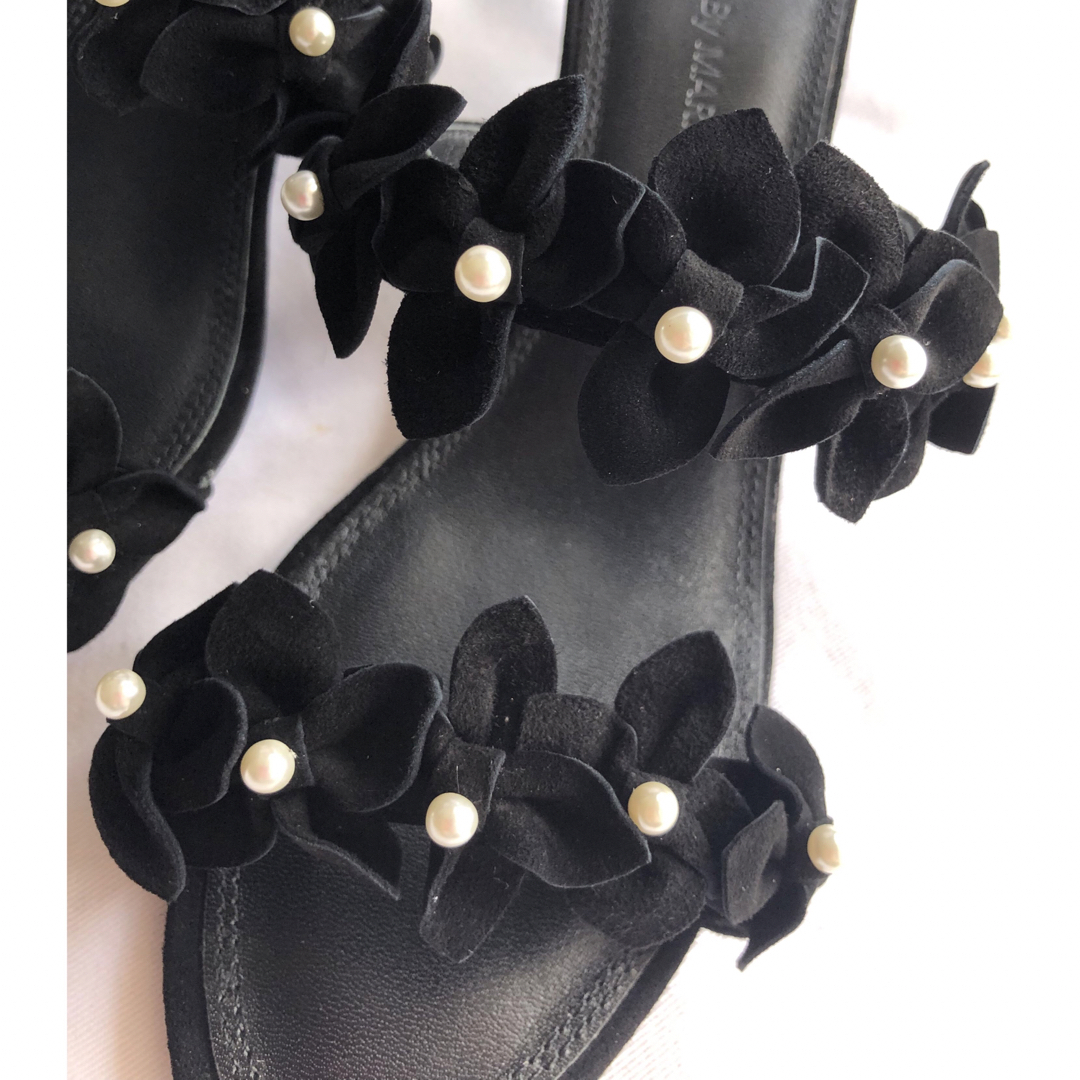 TSURU by Mariko Oikawa(ツルバイマリコオイカワ)のツルバイマリコオイカワ☆パール×フラワーサンダル　24.5 新品　ブラック レディースの靴/シューズ(サンダル)の商品写真