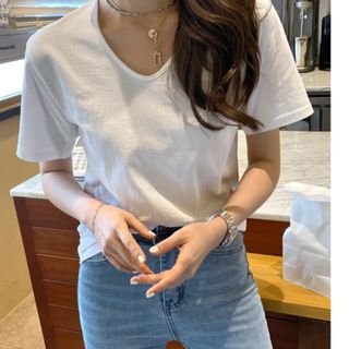 【新品未使用タグ付き】ディーホリック　VネックTシャツ