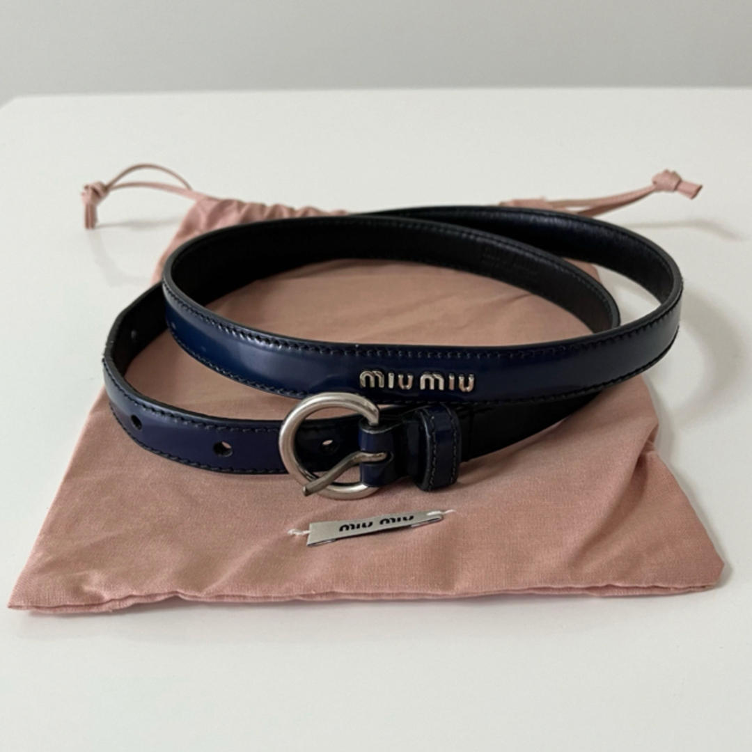 miumiu(ミュウミュウ)のミュウミュウ miumiu レザーベルトネイビー 保存袋付き レディースのファッション小物(ベルト)の商品写真