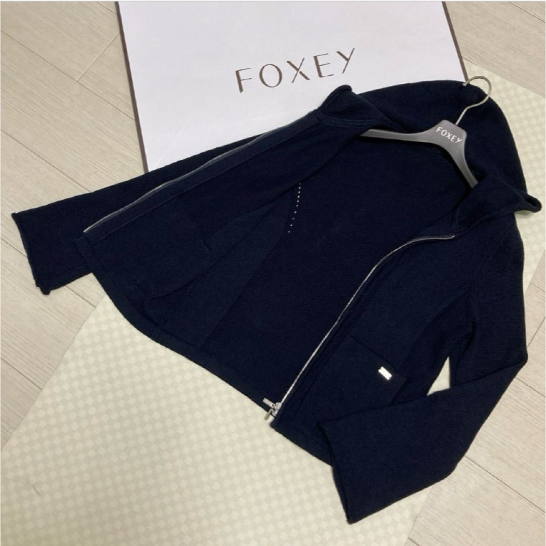 FOXEY(フォクシー)の美品★¥78,100 FOXEY  "LILY PARKA"(ネイビー・40) レディースのトップス(パーカー)の商品写真