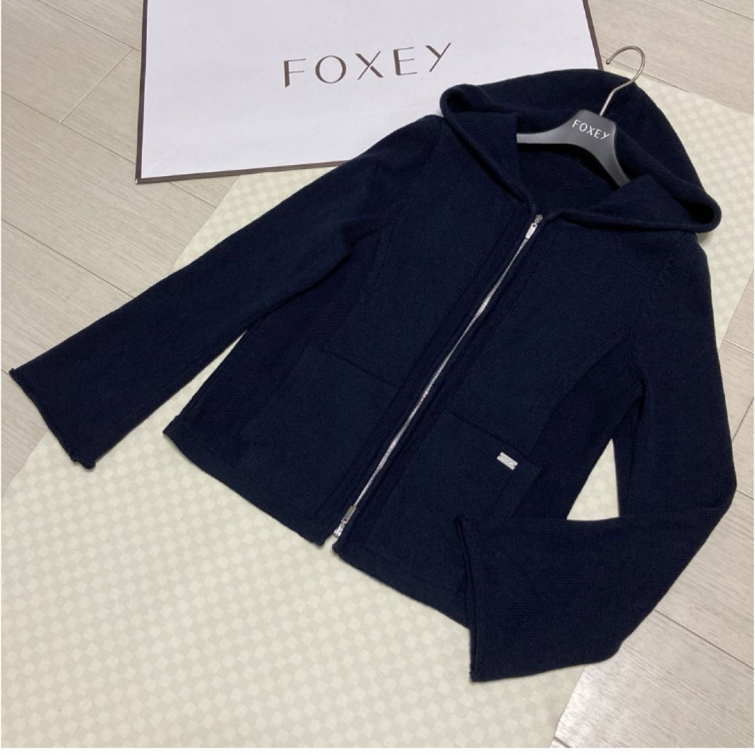 FOXEY(フォクシー)の美品★¥78,100 FOXEY  "LILY PARKA"(ネイビー・40) レディースのトップス(パーカー)の商品写真