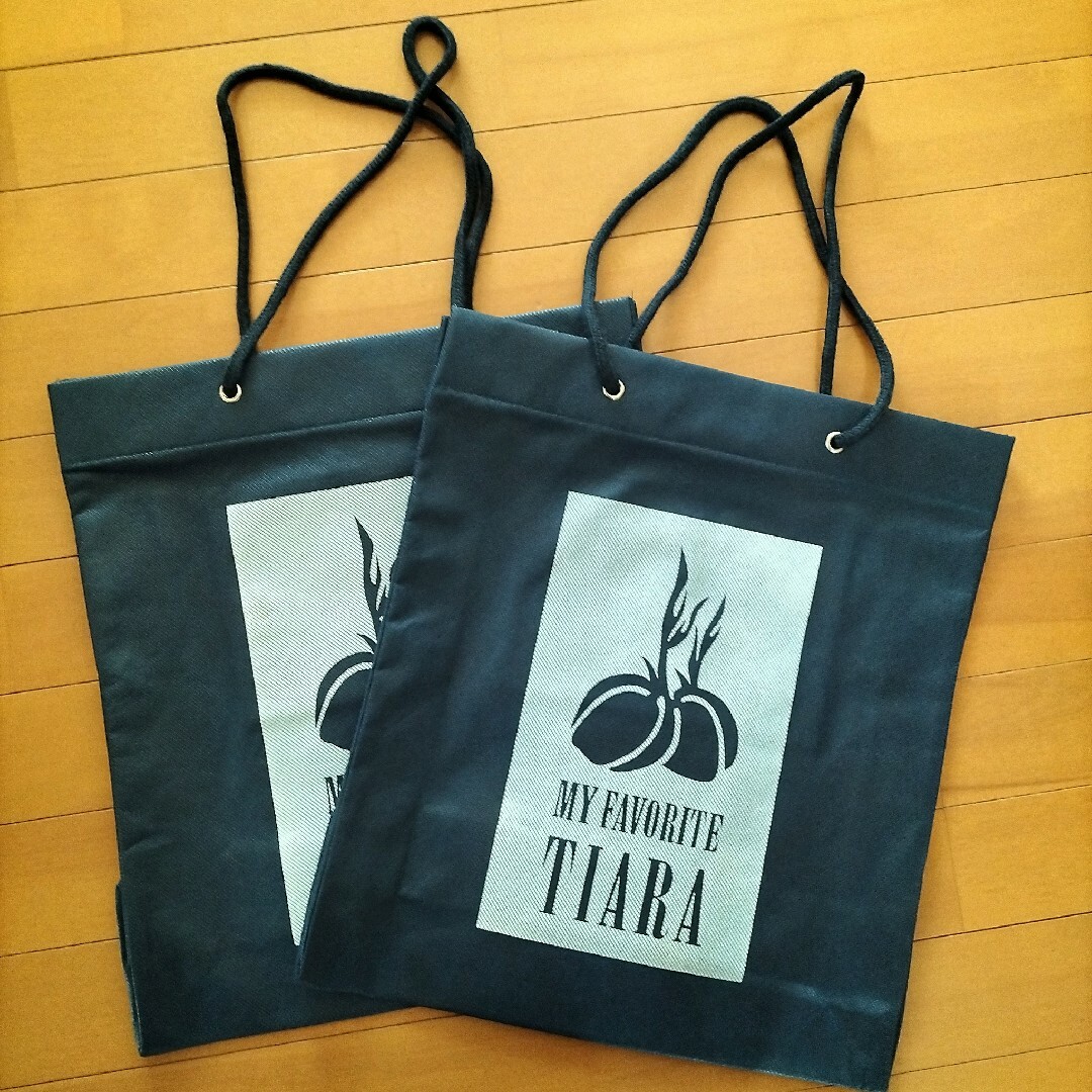 tiara(ティアラ)のTIARA　ティアラ　ショップ袋　不織布　ショッパー レディースのバッグ(ショップ袋)の商品写真
