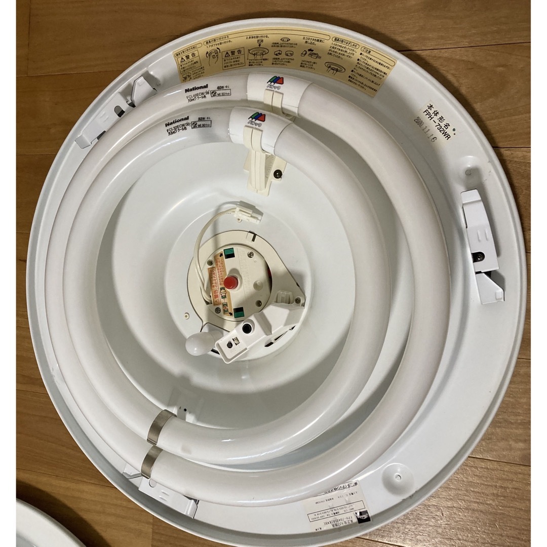 東芝(トウシバ)の東芝　蛍光灯　3個セット  FPH732WR FPH7940SRZKNBE インテリア/住まい/日用品のライト/照明/LED(蛍光灯/電球)の商品写真