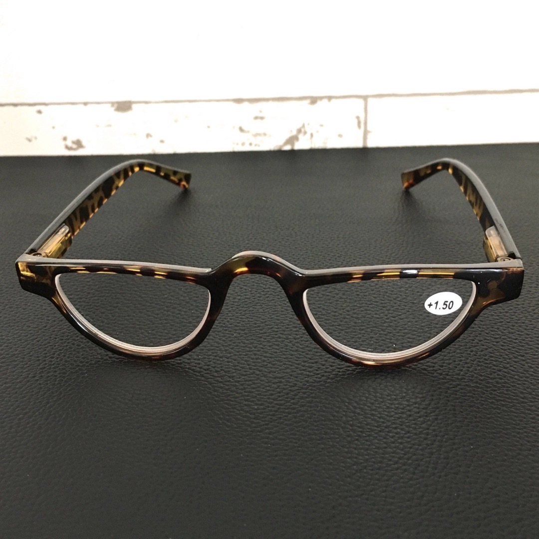 老眼鏡 ハーフムーン型 キャットアイ 1.5 2.0 2.5 チェーン付き レディースのファッション小物(サングラス/メガネ)の商品写真