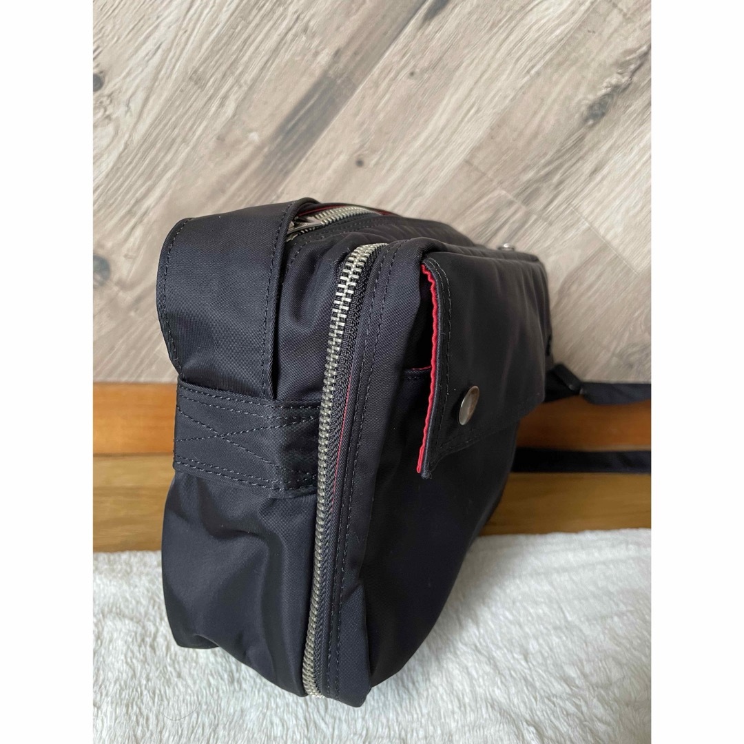 PORTER(ポーター)のレア PORTERポーター×L-fine スクエアショルダーバッグ 黒×赤 レディースのバッグ(ショルダーバッグ)の商品写真