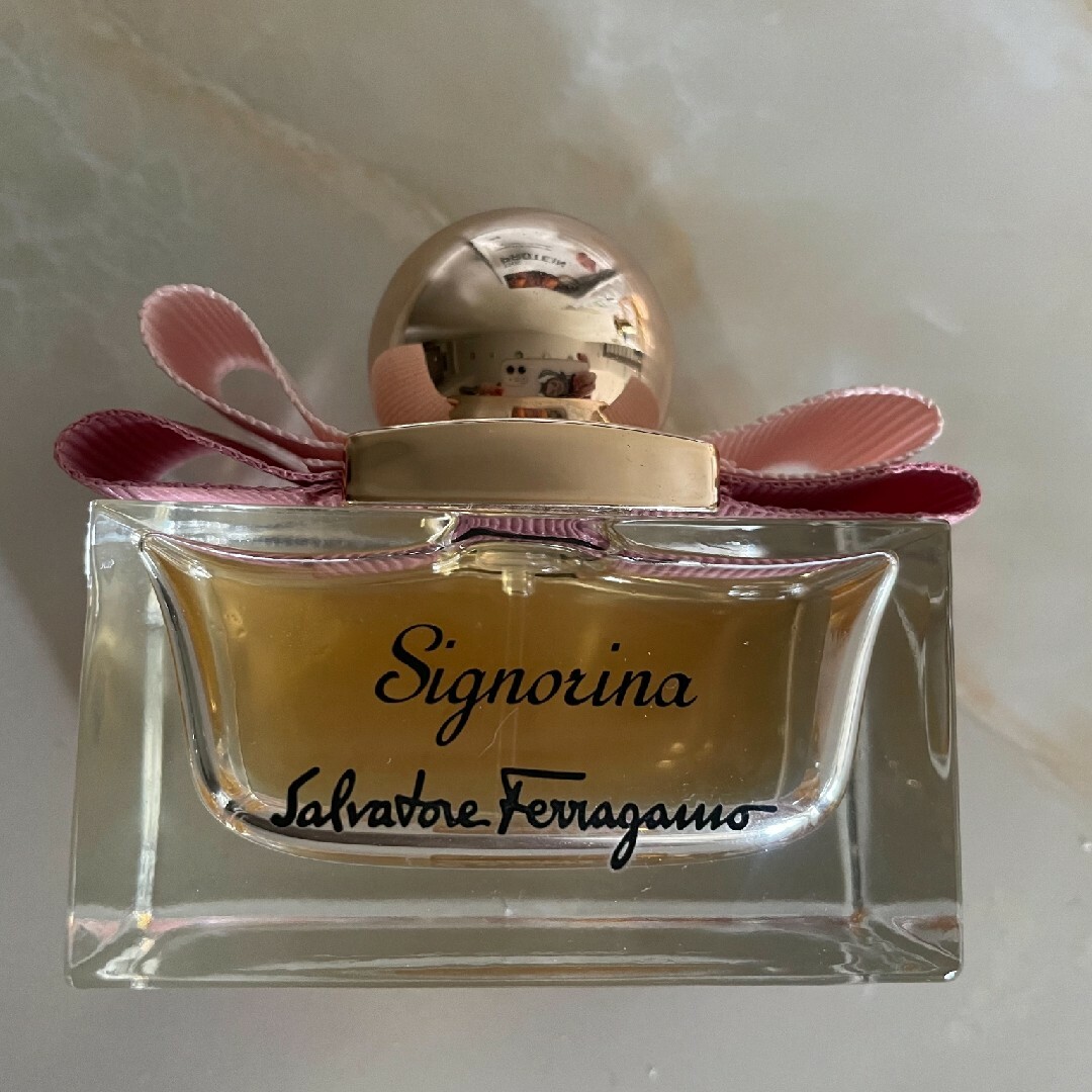 フェラガモ　シニョリーナ　オーデパルファム コスメ/美容の香水(香水(女性用))の商品写真