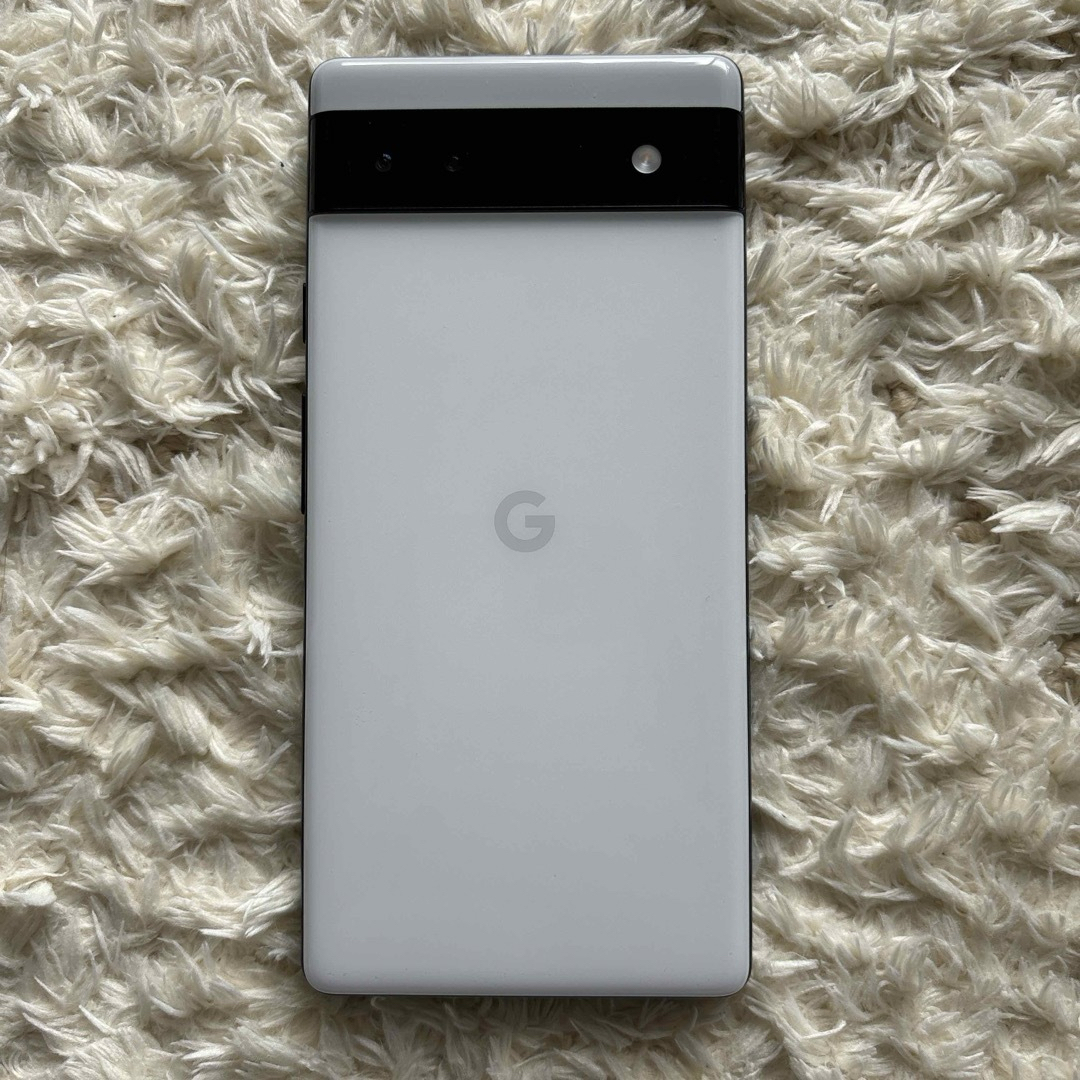 Google Pixel(グーグルピクセル)のGoogle Pixel 6a PIXEL6A チョーク　ケース付き スマホ/家電/カメラのスマートフォン/携帯電話(スマートフォン本体)の商品写真