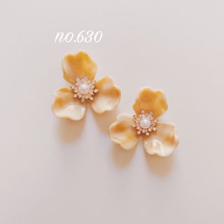 no.630 ベージュ  パール ビジュー フラワー ピアス、イヤリング(イヤリング)