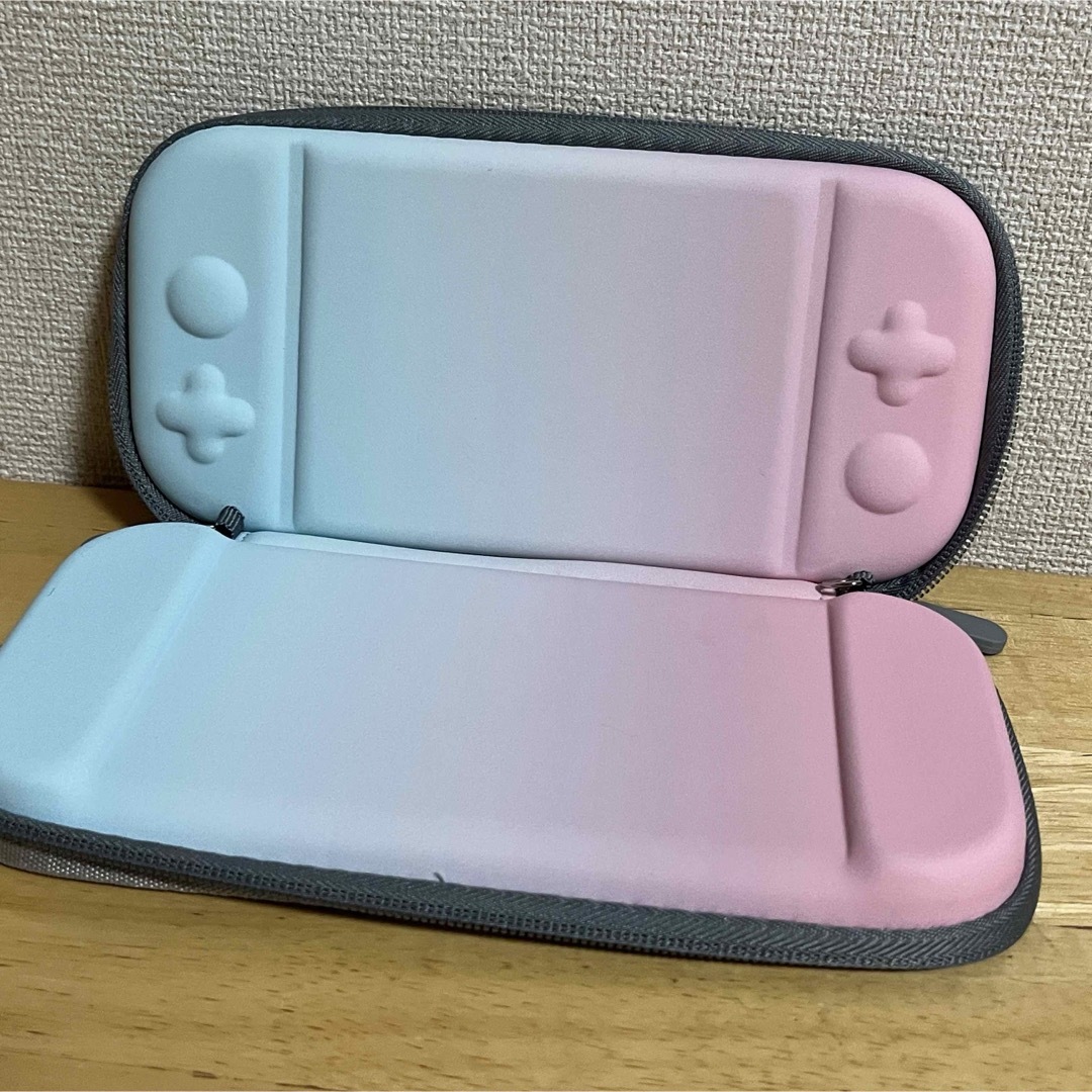 任天堂 スイッチライトケース 保護 ゲーム Switch Lite 桃色水色 エンタメ/ホビーのゲームソフト/ゲーム機本体(その他)の商品写真