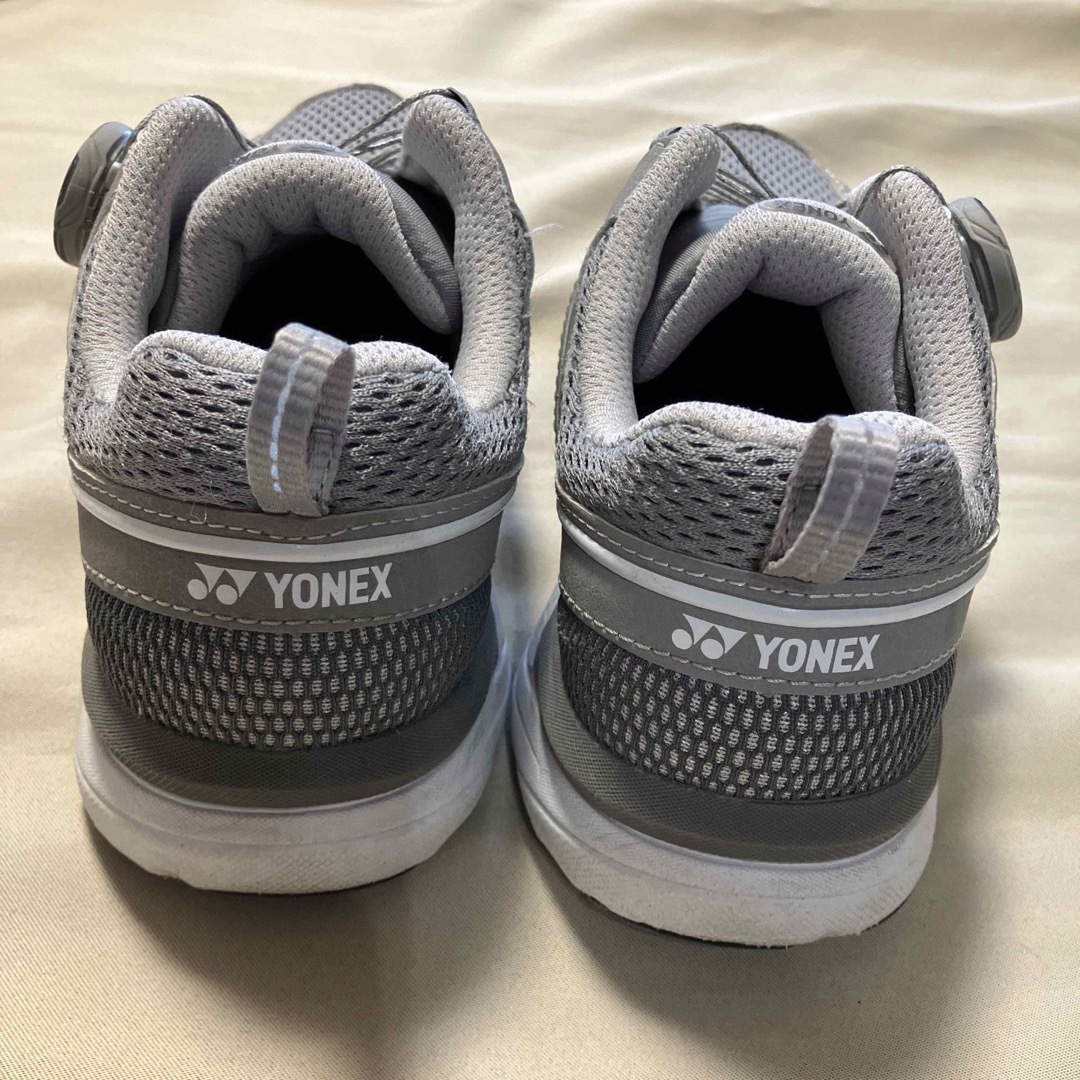 YONEX(ヨネックス)のYONEX ランニングシューズ 22.5cm ライトグレー 900c ダイヤル式 レディースの靴/シューズ(スニーカー)の商品写真