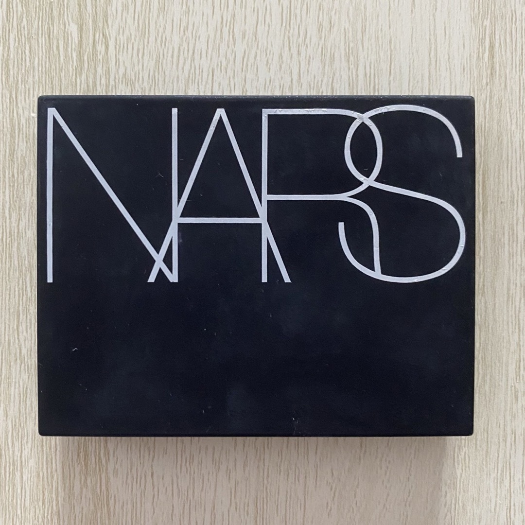 NARS ライトリフレクティングセッティングパウダー　プレスト　N コスメ/美容のベースメイク/化粧品(フェイスパウダー)の商品写真