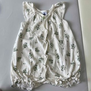 プチバトー(PETIT BATEAU)の【プチバトー】花柄フリルロンパース　6m /67cm(ロンパース)