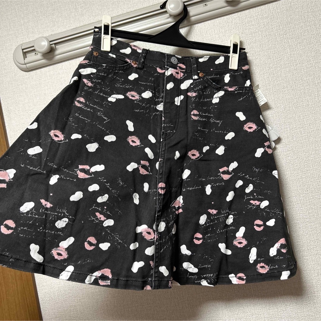 RNA(アールエヌエー)の新品タグ付き♡RNA♡リップ柄スカート レディースのスカート(ひざ丈スカート)の商品写真