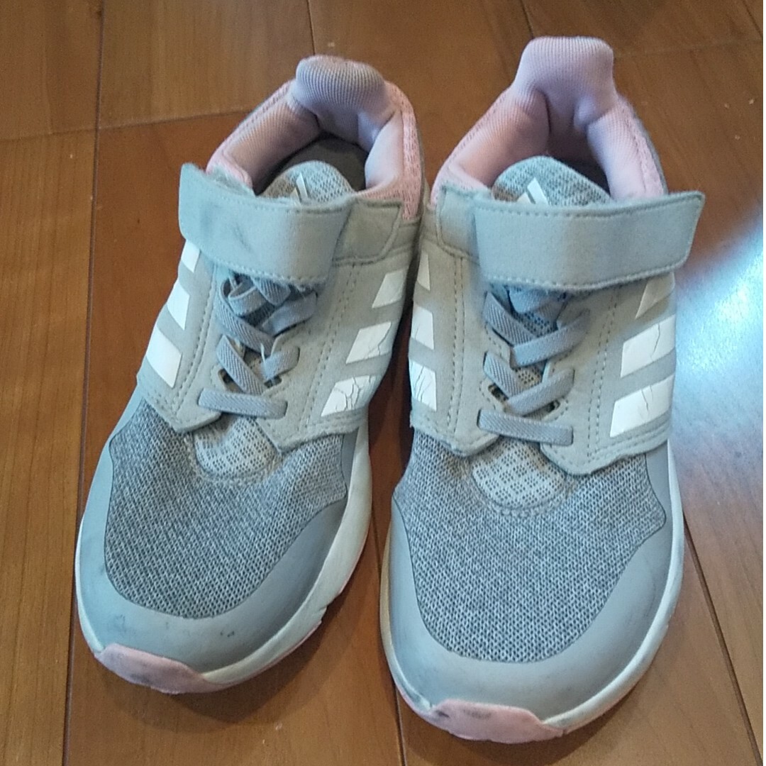 adidas(アディダス)のアディダススニーカー21.5センチ キッズ/ベビー/マタニティのキッズ靴/シューズ(15cm~)(スニーカー)の商品写真