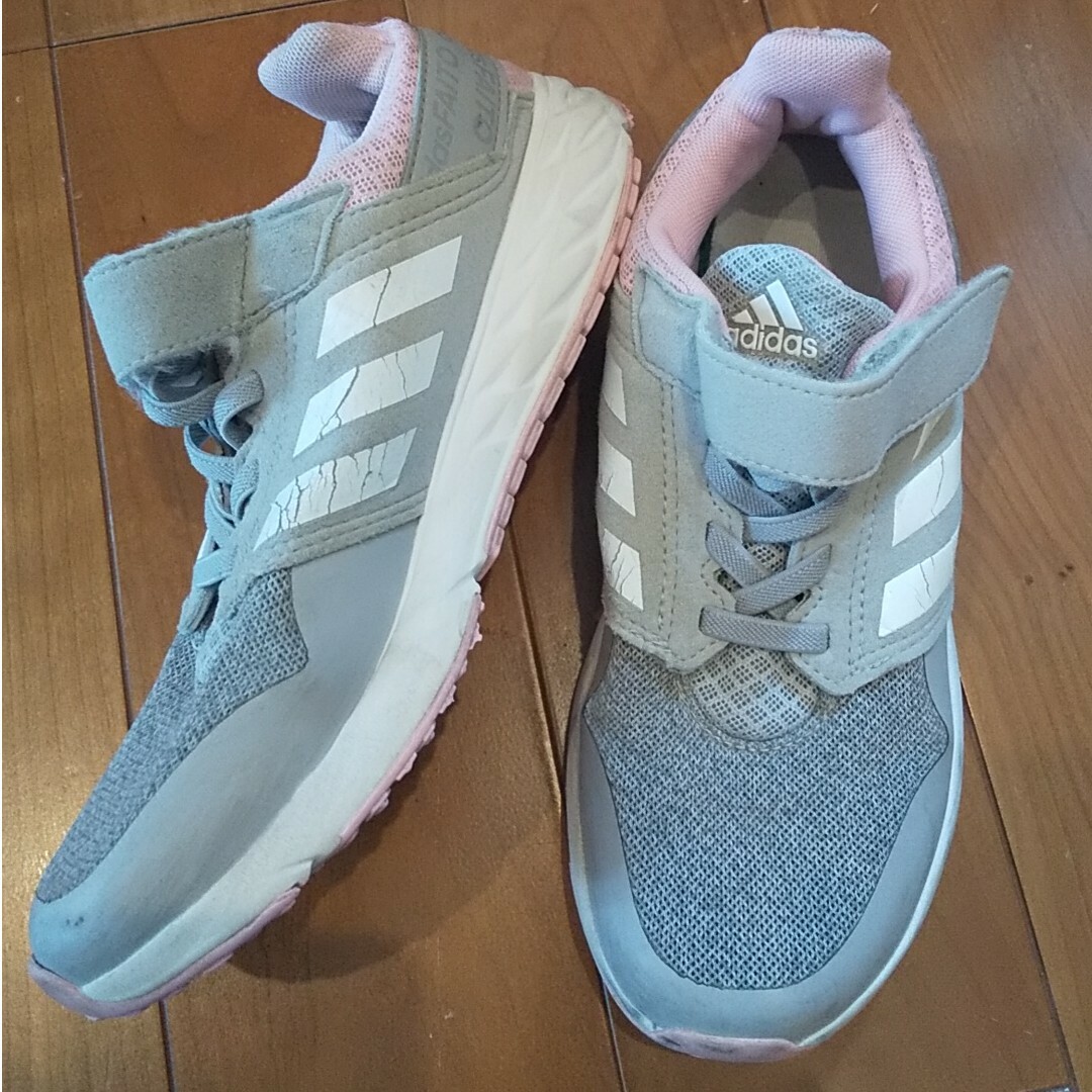 adidas(アディダス)のアディダススニーカー21.5センチ キッズ/ベビー/マタニティのキッズ靴/シューズ(15cm~)(スニーカー)の商品写真