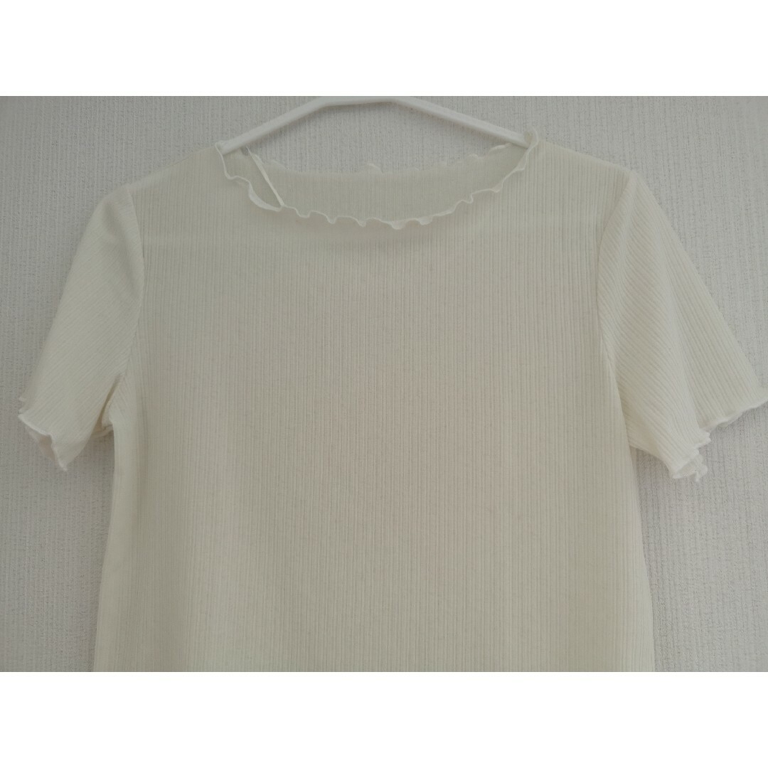 GU(ジーユー)のGUジーユー　フリルトップス　Tシャツ　オフホワイト　Mサイズ レディースのトップス(カットソー(半袖/袖なし))の商品写真