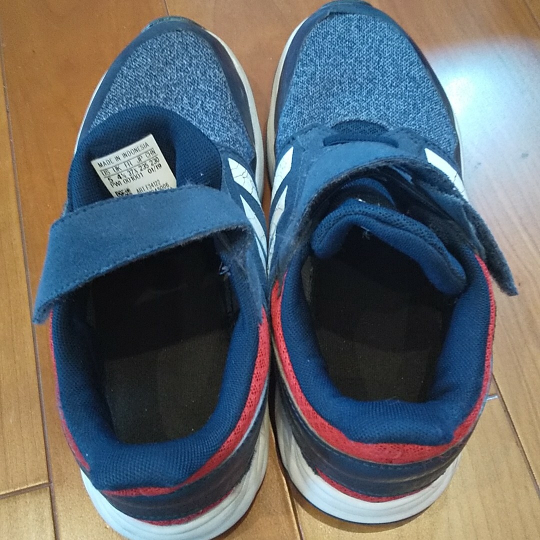 adidas(アディダス)のアディダススニーカー23.5センチ キッズ/ベビー/マタニティのキッズ靴/シューズ(15cm~)(スニーカー)の商品写真