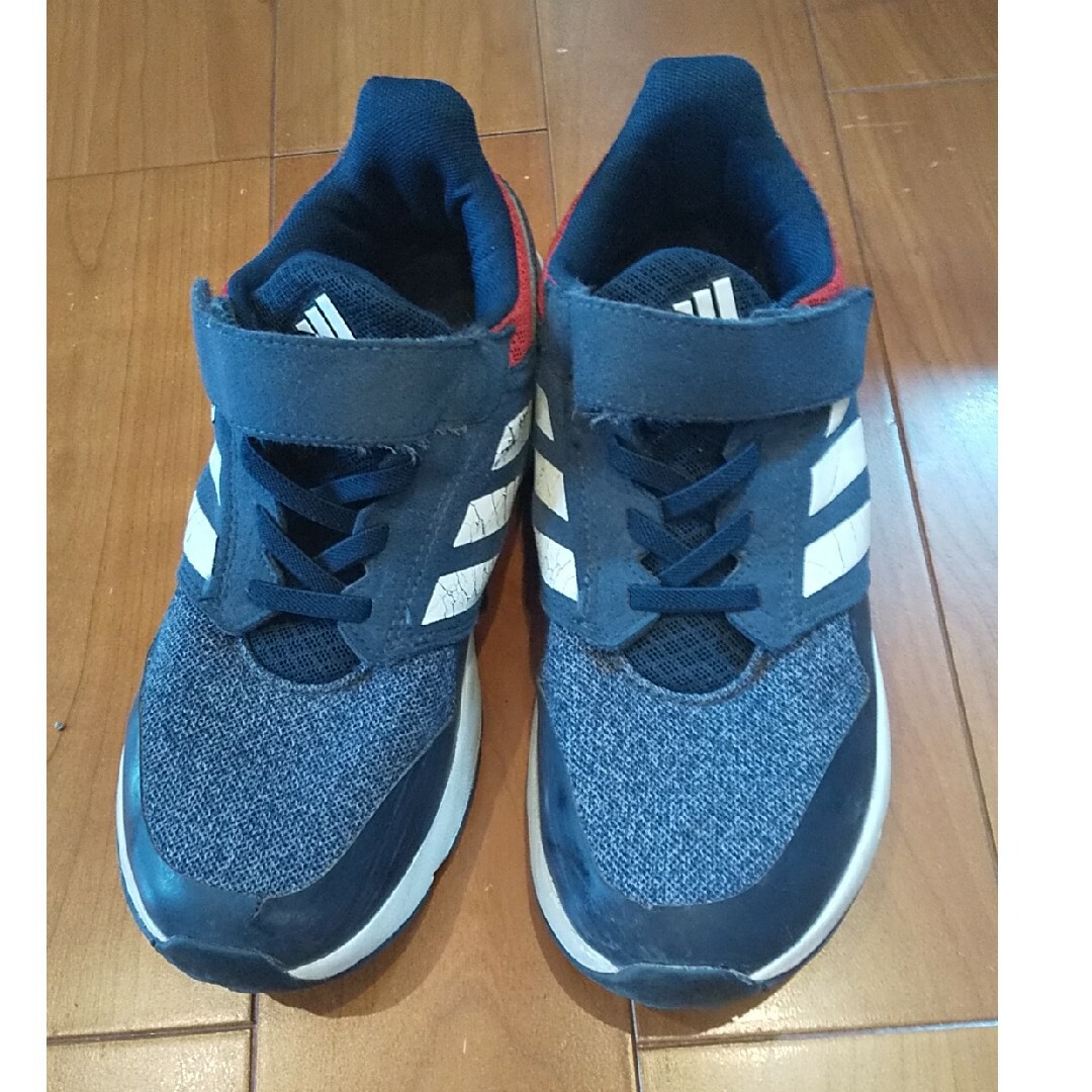 adidas(アディダス)のアディダススニーカー23.5センチ キッズ/ベビー/マタニティのキッズ靴/シューズ(15cm~)(スニーカー)の商品写真