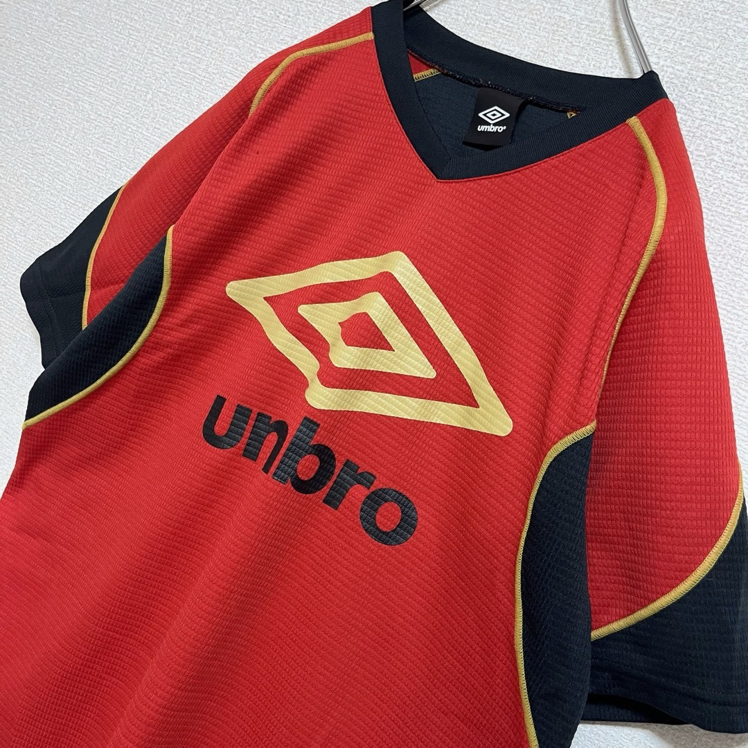 UMBRO(アンブロ)のUMBRO アンブロ Tシャツ 半袖 ゲームシャツ 赤×黒 でかロゴ S メンズのトップス(Tシャツ/カットソー(半袖/袖なし))の商品写真