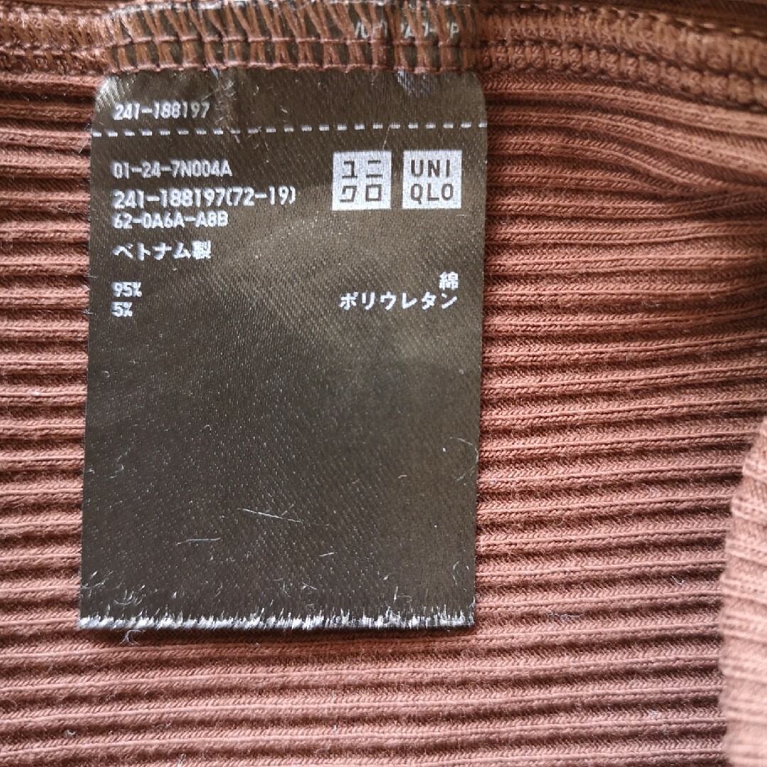 UNIQLO(ユニクロ)のUNIQLOユニクロ　リブ編みTシャツ　トップス　茶色　Mサイズ レディースのトップス(Tシャツ(半袖/袖なし))の商品写真