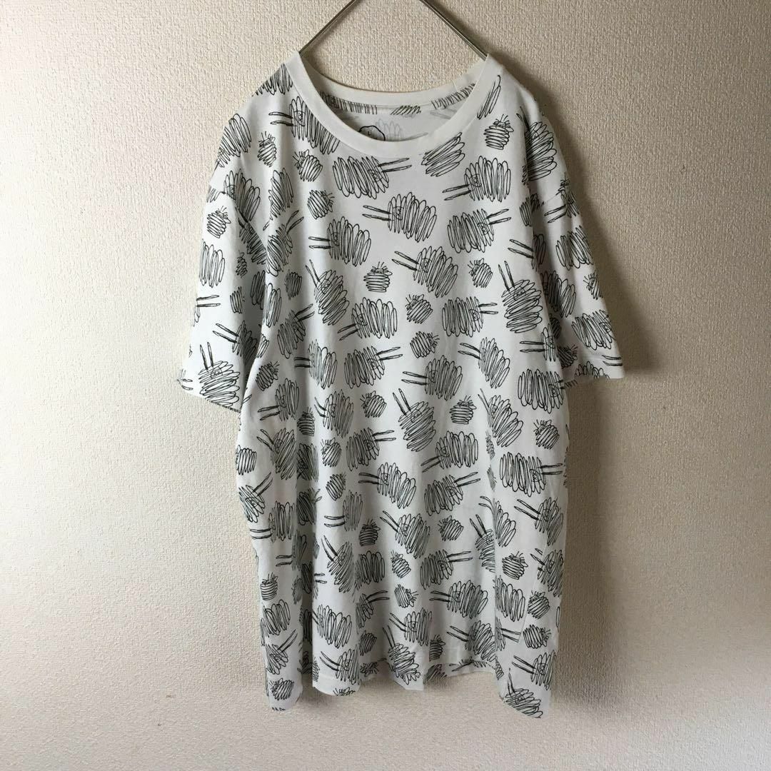 D2 KAWS UT 半袖　Tシャツ スヌーピー　Ｌメンズ パターンロゴ　白 メンズのトップス(Tシャツ/カットソー(半袖/袖なし))の商品写真