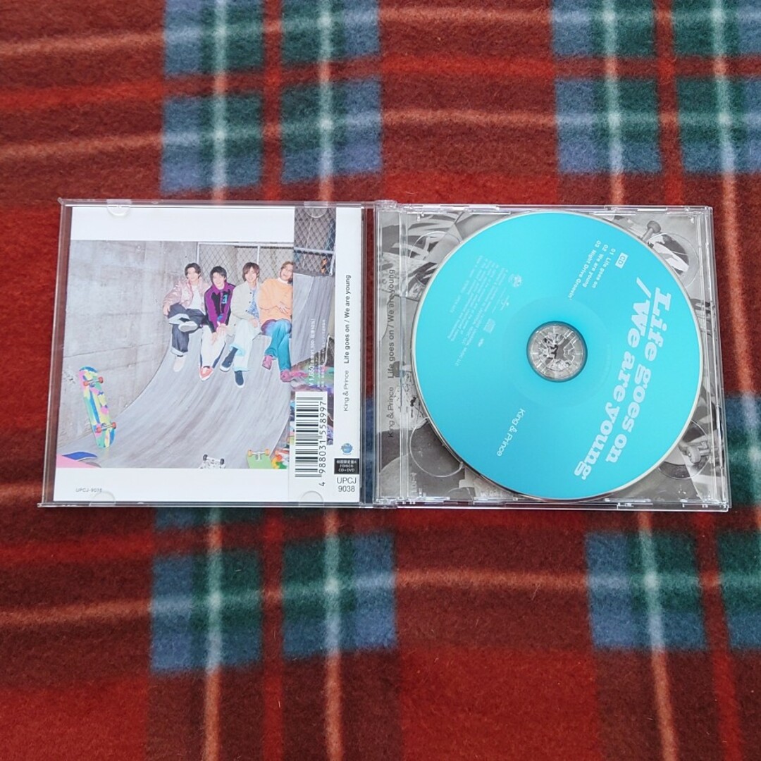 King & Prince(キングアンドプリンス)のLife goes on/We are young（全3形態） エンタメ/ホビーのCD(ポップス/ロック(邦楽))の商品写真