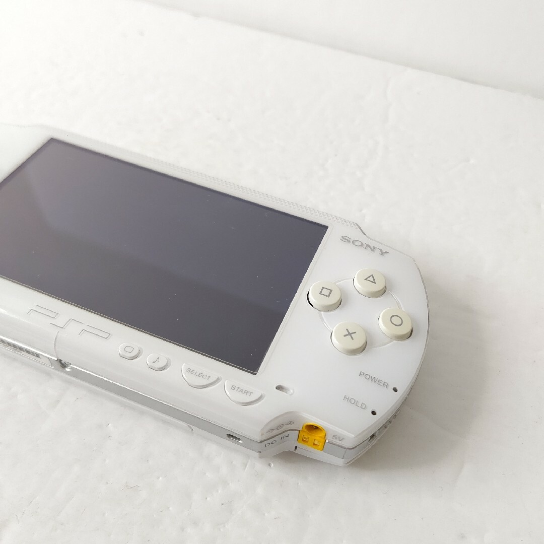 PlayStation Portable(プレイステーションポータブル)のSONY　PSP1000 セラミックホワイト　プレイステーションポータブル　美品 エンタメ/ホビーのゲームソフト/ゲーム機本体(携帯用ゲーム機本体)の商品写真