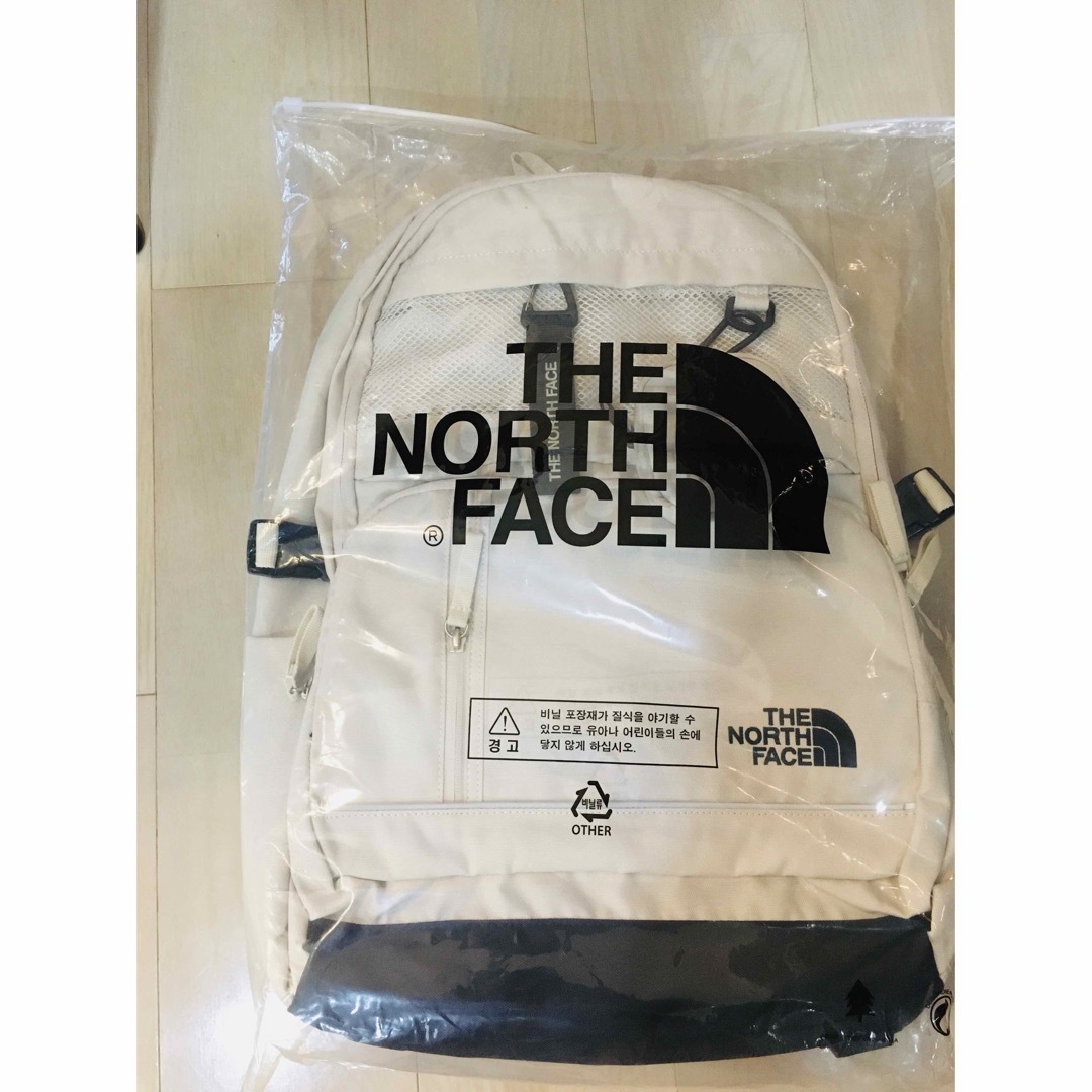 THE NORTH FACE(ザノースフェイス)のTHE NORTHFACEノースフェイス  リュックサック バッグパッククリーム レディースのバッグ(ショルダーバッグ)の商品写真