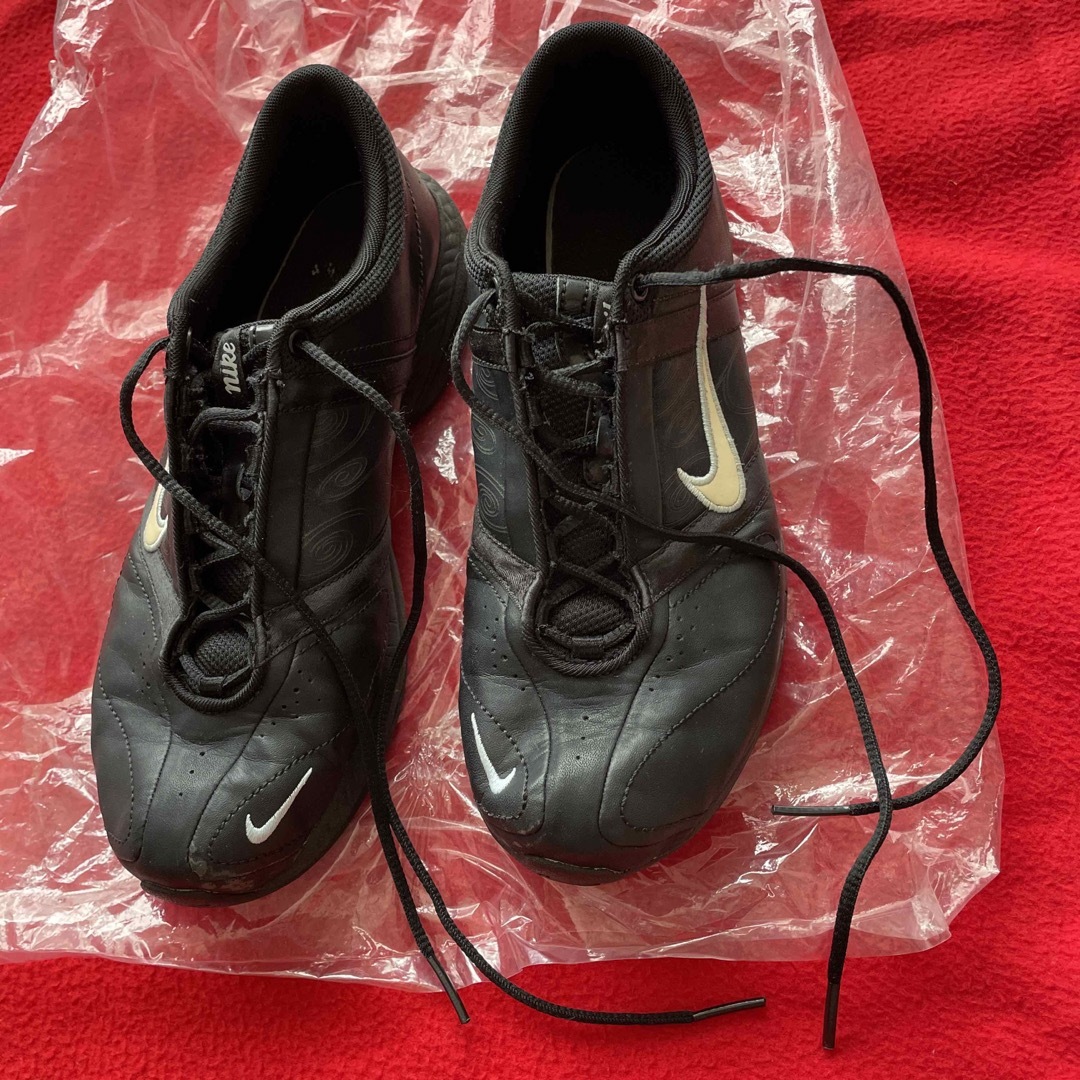 NIKE(ナイキ)のNikeランニング ウォーキングシューズ 室内で使用 難あり 黒23.5cm レディースの靴/シューズ(スニーカー)の商品写真