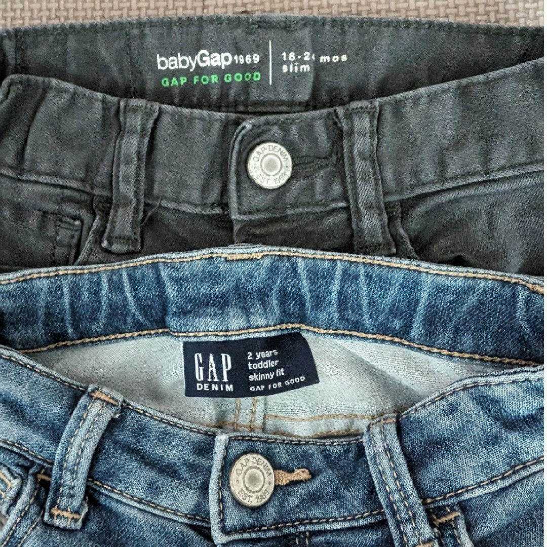 babyGAP(ベビーギャップ)のGAP　デニム　ズボン　２枚　90cm 95cm キッズ/ベビー/マタニティのキッズ服男の子用(90cm~)(パンツ/スパッツ)の商品写真