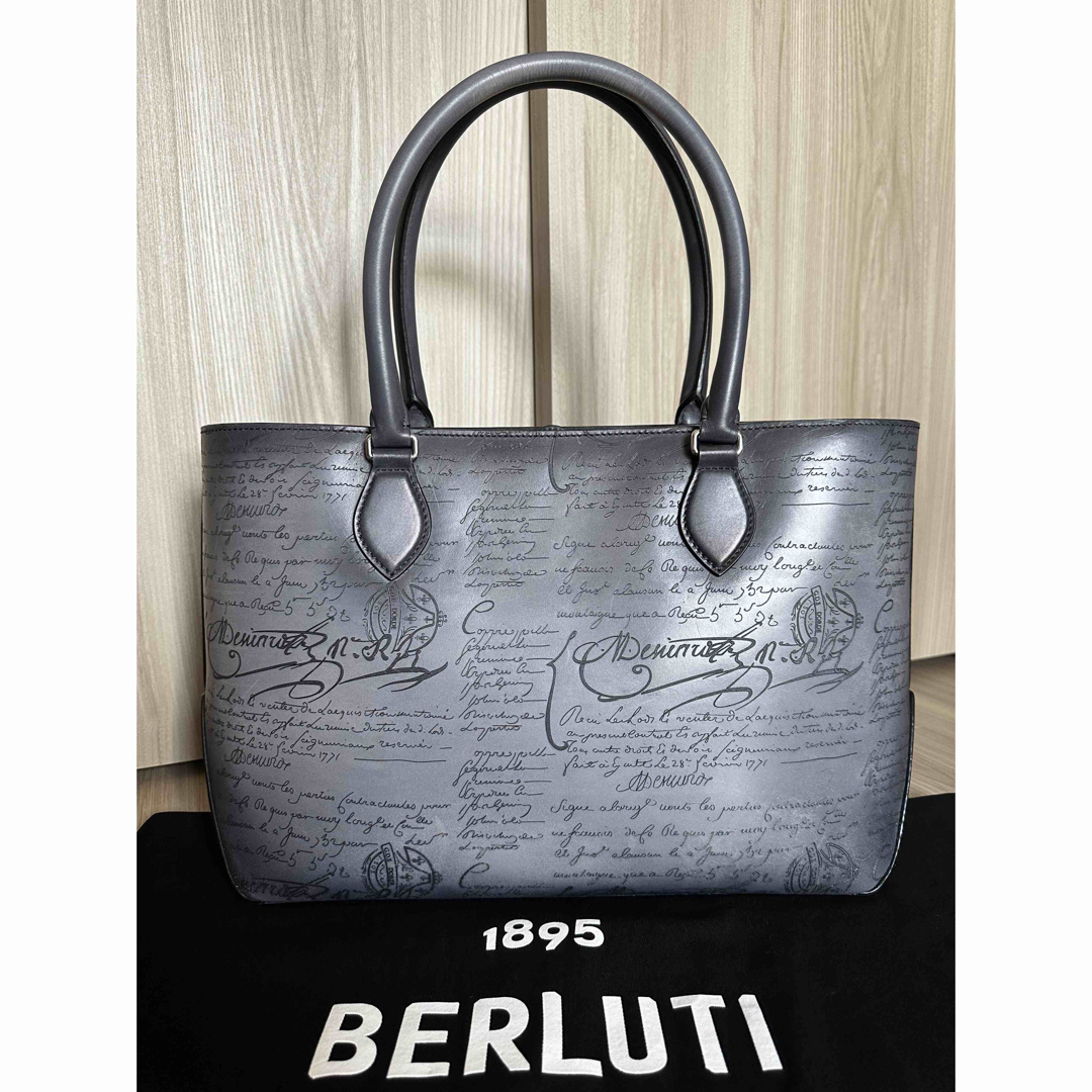 Berluti(ベルルッティ)の定価48,4万 ベルルッティ トゥジュールミニ トートバッグ ライトアルミニオ メンズのバッグ(トートバッグ)の商品写真