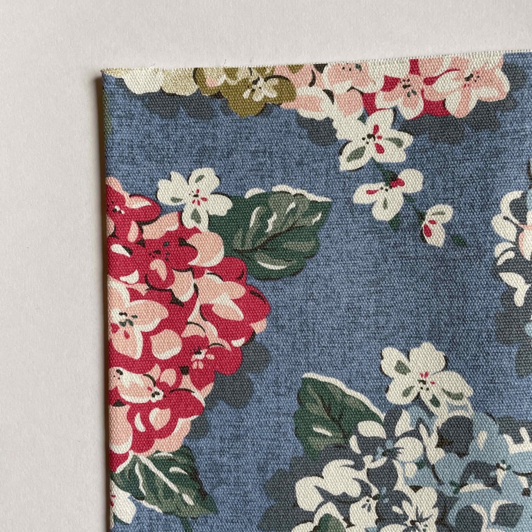 Cath Kidston(キャスキッドソン)の綿生地　帆布　キャスキッドソン　ブルー×紫陽花 ハンドメイドの素材/材料(生地/糸)の商品写真