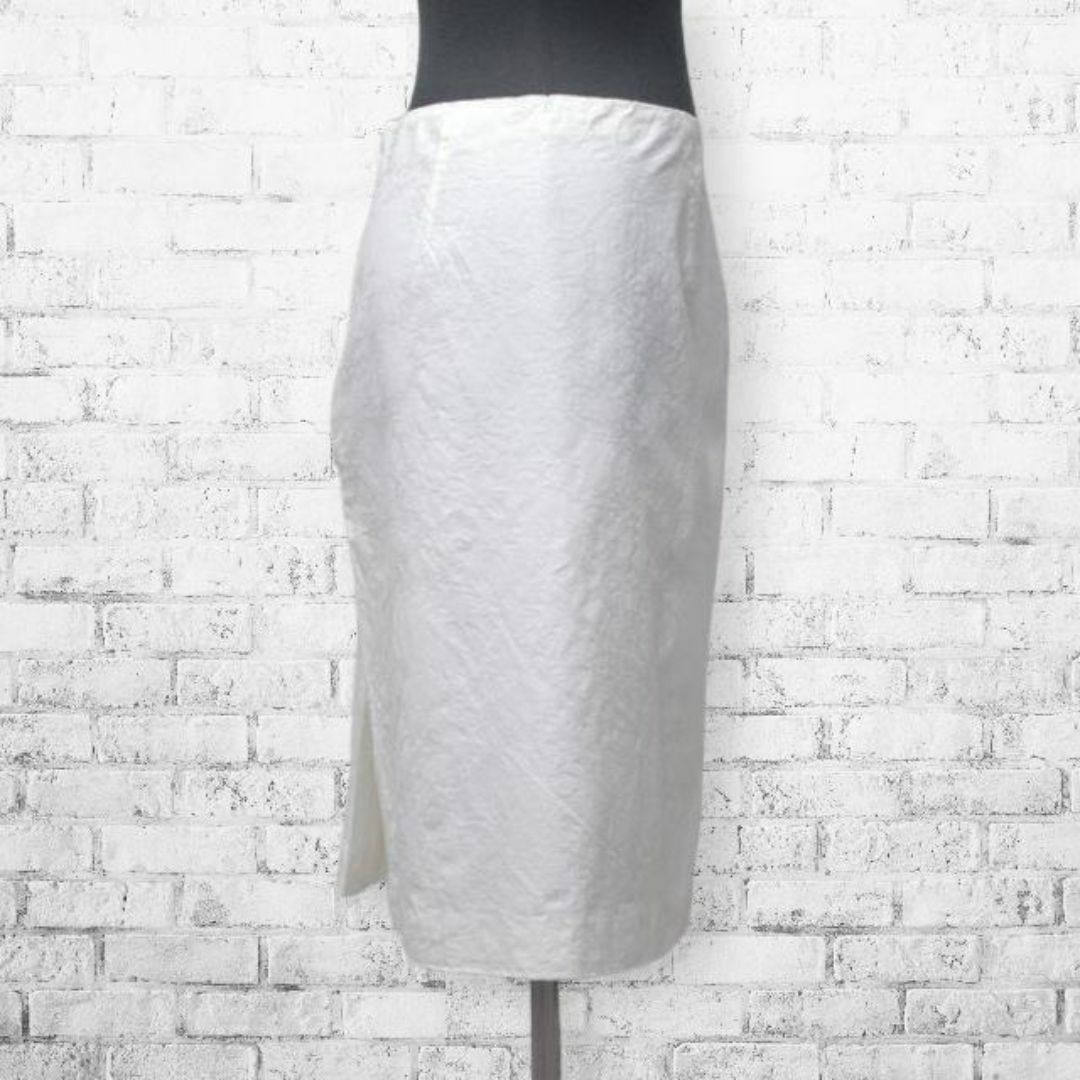 VALENTINO(ヴァレンティノ)の美品 ヴァレンティノ ローマ スカート 膝丈 総柄 白 台形 VALENTINO レディースのスカート(ひざ丈スカート)の商品写真