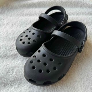 クロックス(crocs)のレア！人気の廃盤品　クロックス　ストラップ付き　黒　ブラック　23㎝(サンダル)