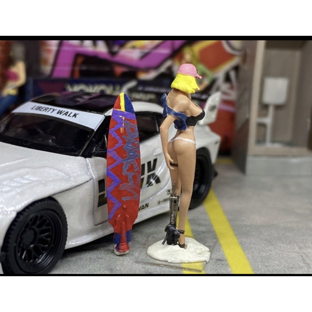 1:64　美人サーファー　美脚　フィギュア　トミカサイズ　ジオラマ　日本未発売 ハンドメイドのおもちゃ(フィギュア)の商品写真