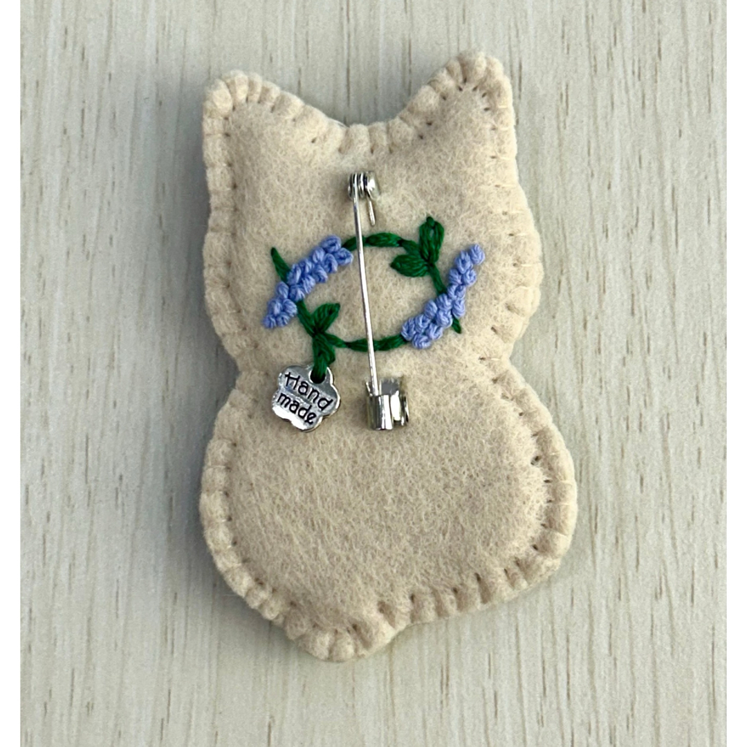 猫の刺繍ブローチハンドメイド レディースのアクセサリー(ブローチ/コサージュ)の商品写真