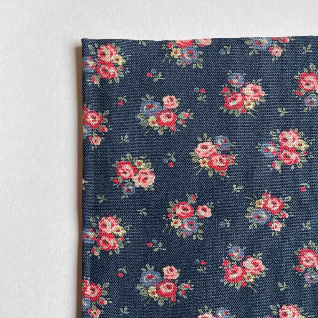 Cath Kidston(キャスキッドソン)の綿生地　帆布　くすみネイビー×花柄 ハンドメイドの素材/材料(生地/糸)の商品写真